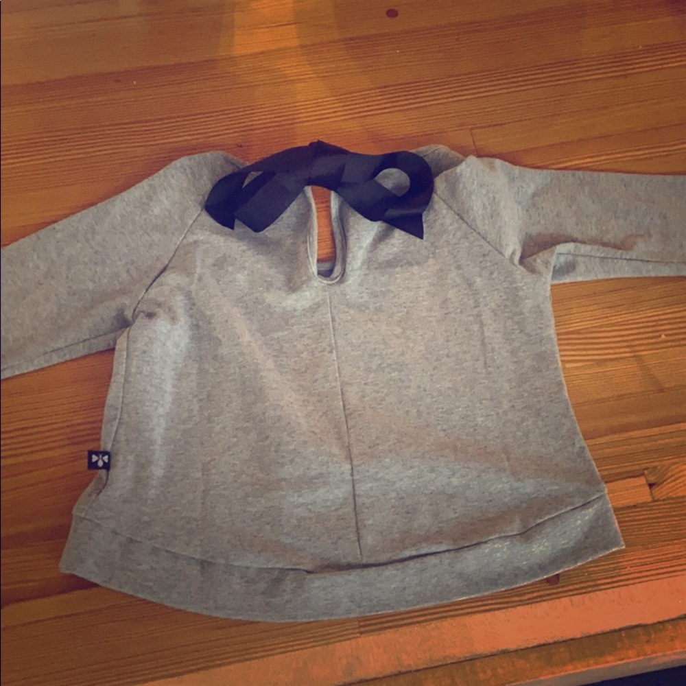 Gray Long-sleeved Soft Top with Black Bow